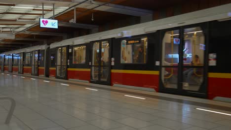 el metro de varsovia. el metro de warszawa.