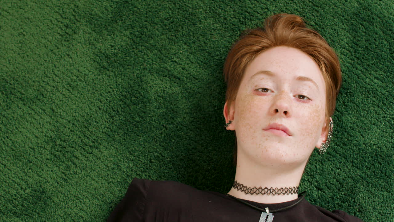 침실에 있는 소녀