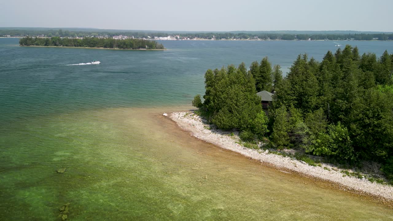 воздушный вид на береговую линию острова и проход лодки, штат мичиган