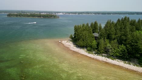 widok z powietrza wybrzeża wyspy i przepływu łodzi, michigan