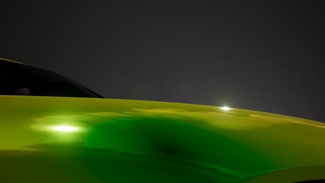 coche deportivo de lujo en un estudio oscuro con luces brillantes