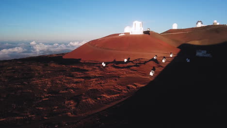 Red-sand-hillside-of-Mauna-Kea-volcano-in-Hawaii,observatory-on-top