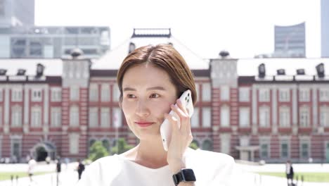 스마트폰으로 대화하는 여자
