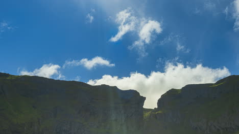 zeitraffer des gleniff horseshoe-hügels an einem sonnigen sommertag mit wolken, die sich am himmel bewegen und schatten werfen, in der grafschaft sligo in irland