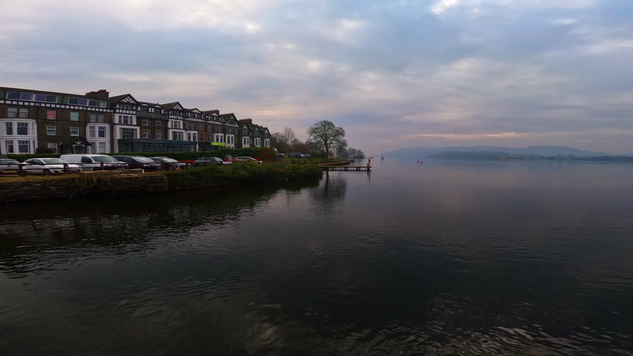 윈더미어 호수의 유람선에서 촬영한 앰블사이드 컴브리아 마을의 전망