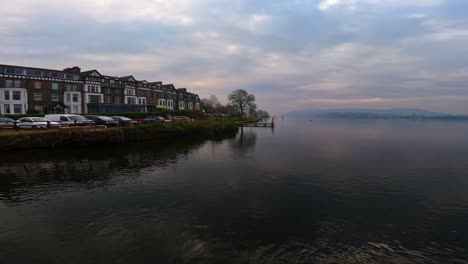 Vista-De-La-Aldea-De-Cumbria-De-Ambleside-Tomada-Desde-El-Crucero-Del-Lago-En-El-Lago-Windermere