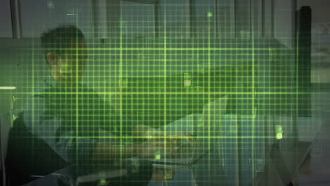 animación del monitor de ritmo cardíaco y procesamiento de datos en la cuadrícula verde, sobre el hombre en el escritorio utilizando la computadora
