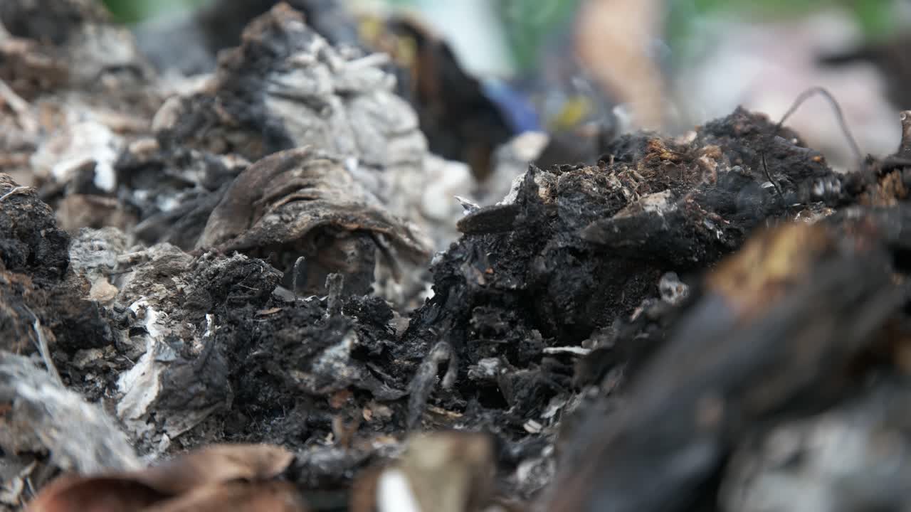fumo 4k dalla spazzatura in fiamme