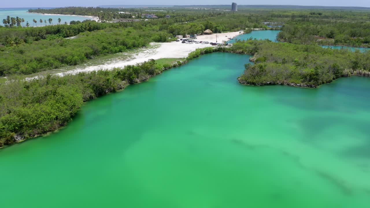 vuelo sobre el lago azul en cap cana, punta cana, vegetación y aguas azules en un día claro