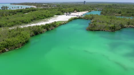 vuelo sobre el lago azul en cap cana, punta cana, vegetación y aguas azules en un día claro