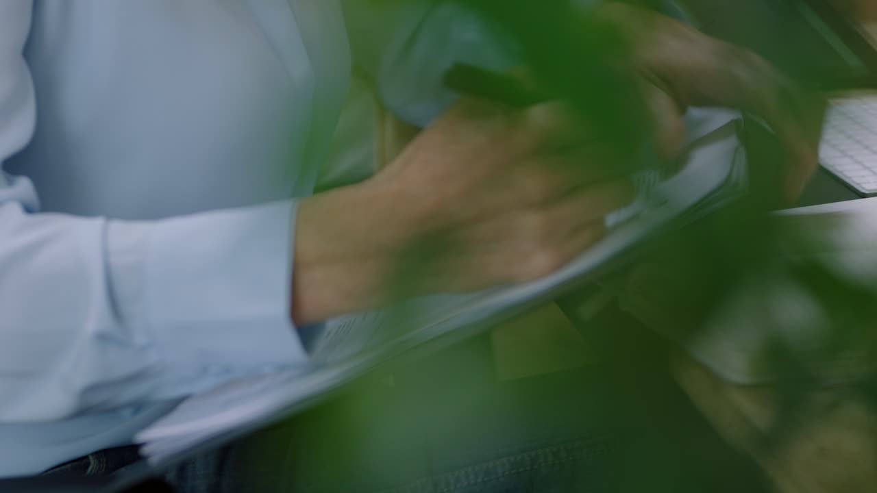 mujer de negocios madura gerente bebiendo jugo escribiendo notas en el diario lluvia de ideas creativas para el proyecto de la empresa empresario exitoso trabajando disfrutando del estilo de vida profesional usando gafas