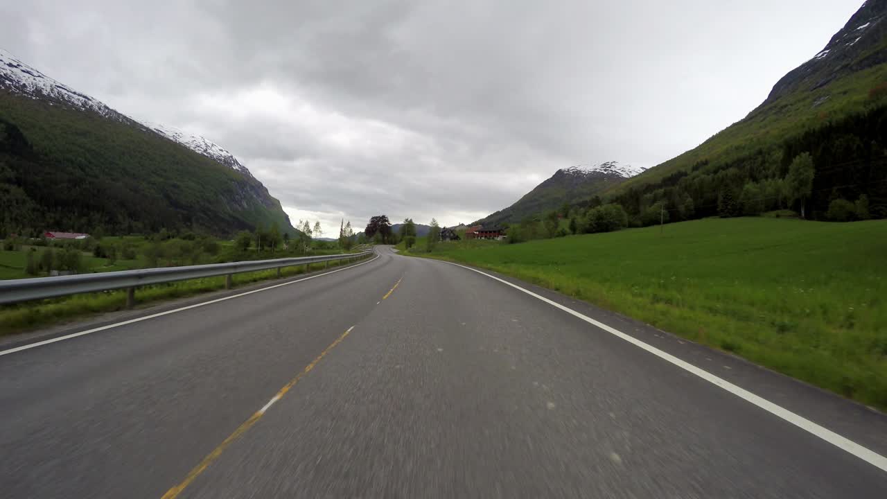 노르웨이 도로에서 차를 운전하다