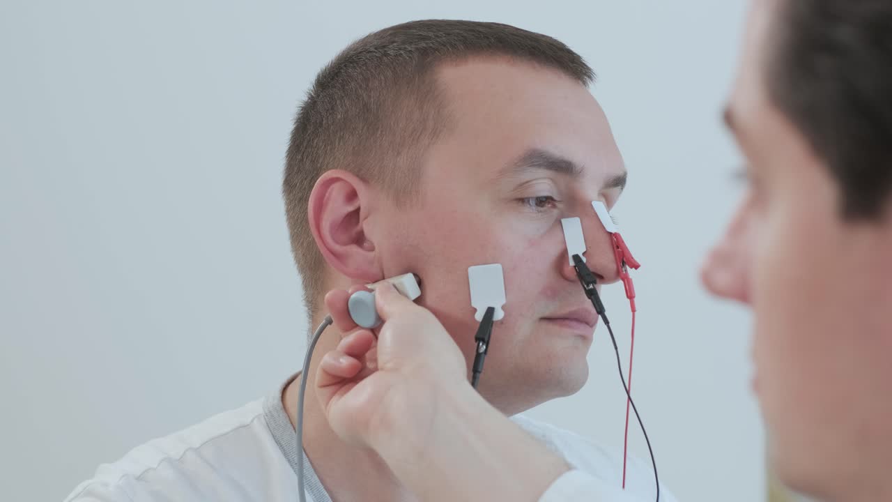 тестирование нервов пациента с помощью электромиографии в медицинском центре