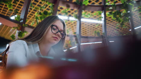 freelancer hablando por teléfono con un cliente extranjero en un espacio de trabajo acogedor y moderno con vegetación, demostrando trabajo remoto, reuniones virtuales y comunicación digital en un entorno profesional