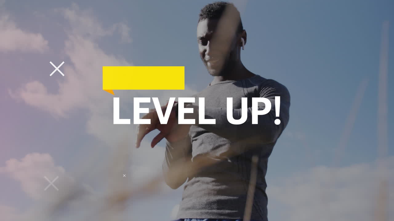 animación de palabras nivel arriba y barra amarilla sobre hombre feliz haciendo ejercicio en el campo comprobando el reloj