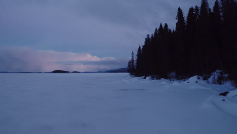 Filmische-Luftaufnahme-In-Der-Abenddämmerung-Entlang-Einer-Gefrorenen-Küste