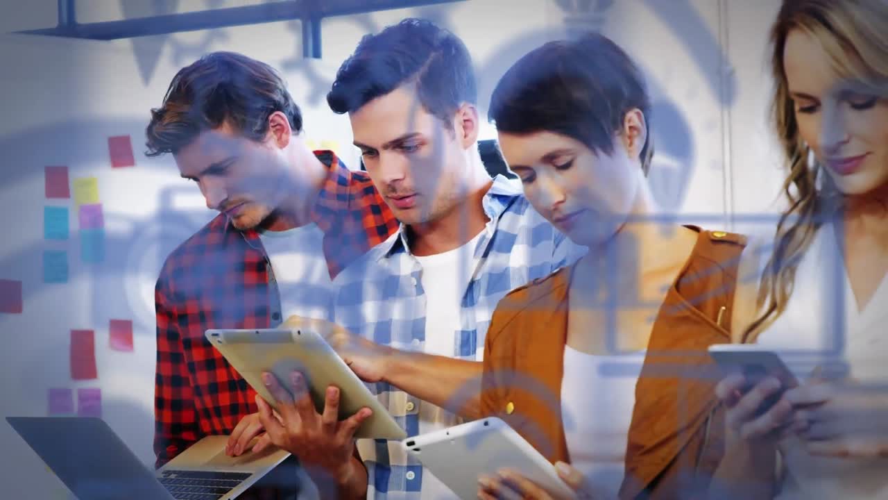 múltiples iconos digitales contra colegas de oficina que usan dispositivos electrónicos