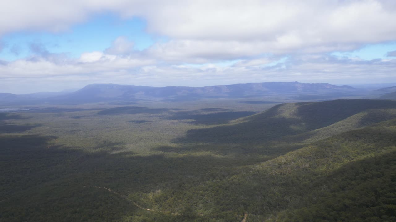 mirador de montaña a través de una vasta extensión de naturaleza salvaje