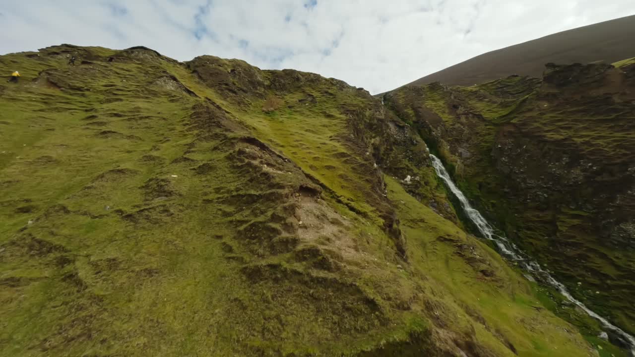 Drone FPV che vola su una scogliera con una bellissima cascata sull'isola di Achill.
