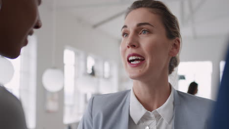 hermosa mujer de negocios charlando con clientes sonriendo disfrutando del desarrollo de asociaciones corporativas discutiendo proyectos en el espacio de trabajo de la oficina moderna