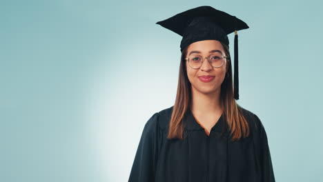mujer feliz, estudiante y graduación con palma