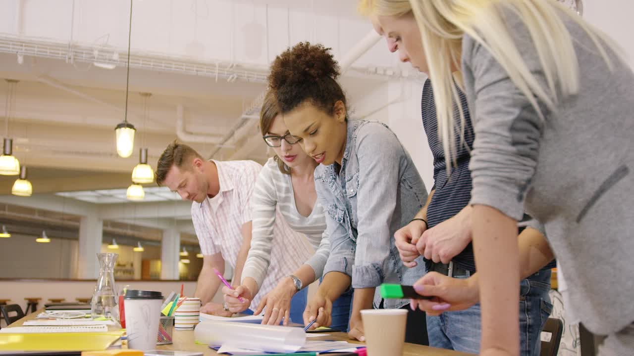 colegas trabalhando no projeto