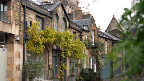 Famous-cute-narrow-cobblestone-street,-with-old-cottages