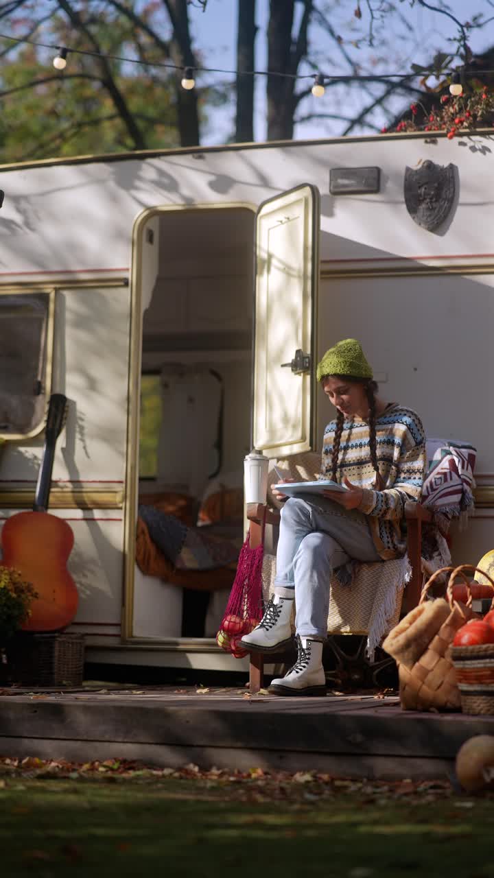 가을 날 캠퍼밴에서 휴식을 취하는 여자