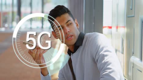 Animation-Von-5g-Text-über-Rundem-Scanner-Vor-Einem-Biracial-Mann,-Der-Im-Büro-Auf-Dem-Smartphone-Spricht