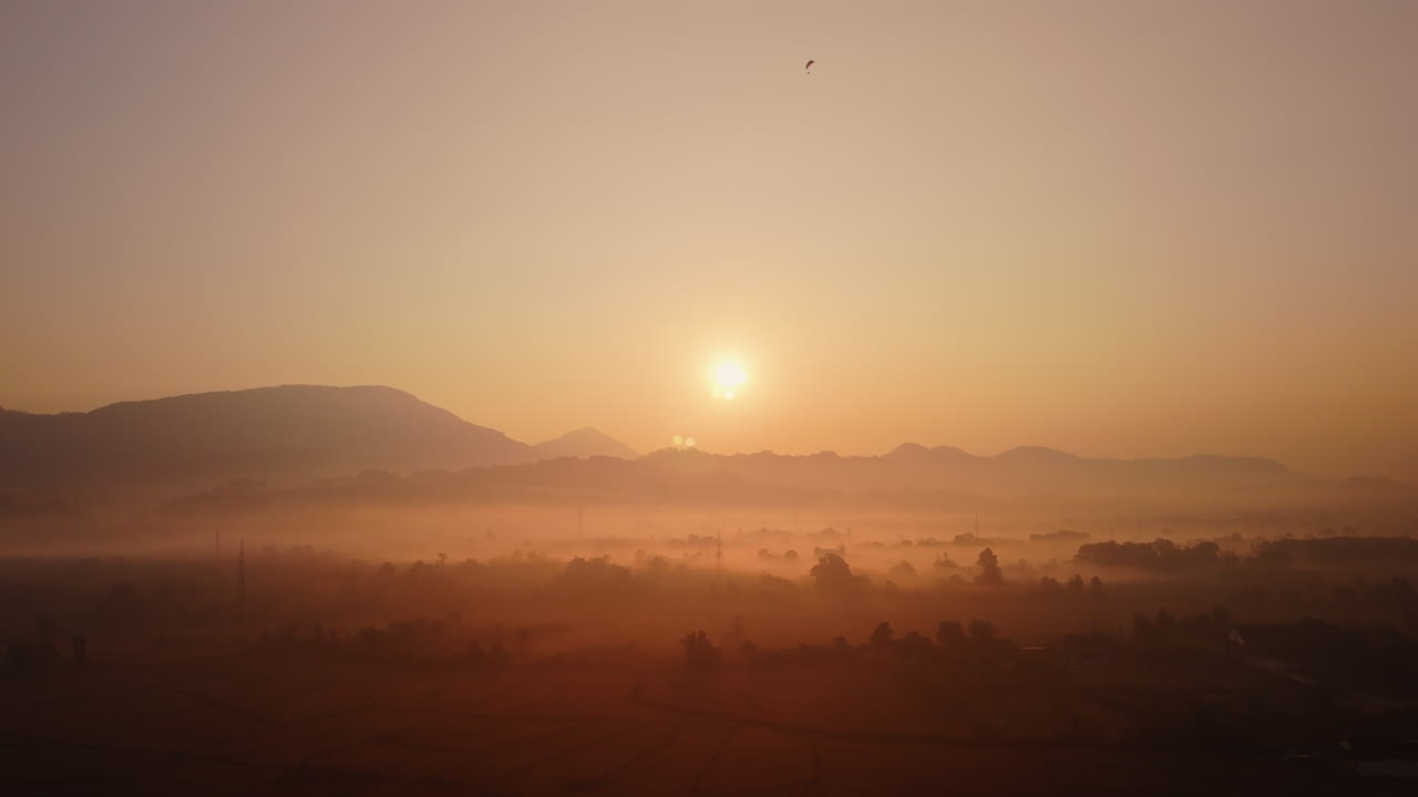 el amanecer sobre las montañas de niebla
