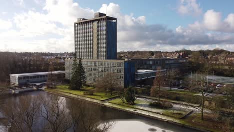 Blick-Aus-Der-Luft-Auf-Die-Gläserne-Zentrale-Von-Pilkington,-Ein-Modernes-Blaues-Hochhaus-Mit-Gemeinsam-Genutzten-Büroräumen