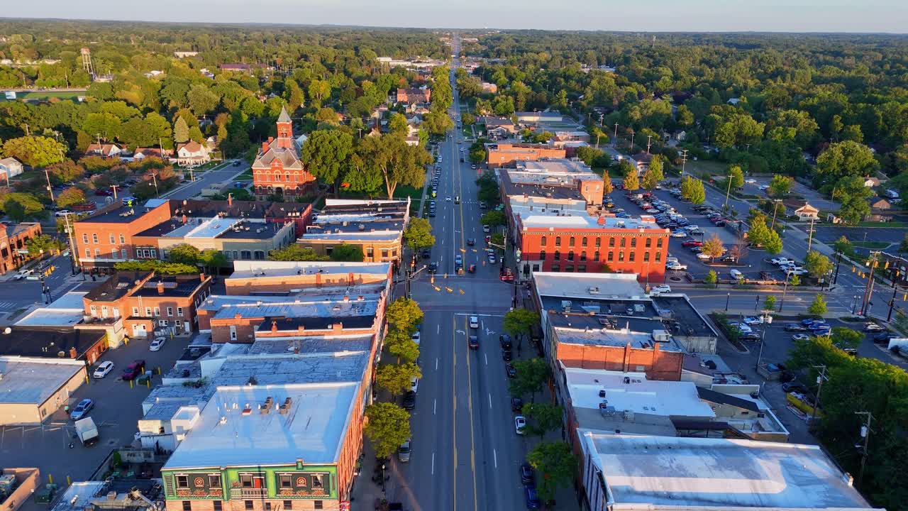 Vista aerea con drone sopra Grand River Ave a Howell, Michigan, USA, con il tribunale della contea di Livingston al tramonto, vista aerea