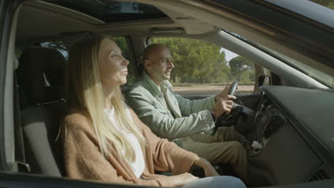 una joven pareja hablando en el coche.