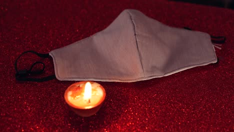 2020-diwali diyasflames van de la mano con las máscaras faciales