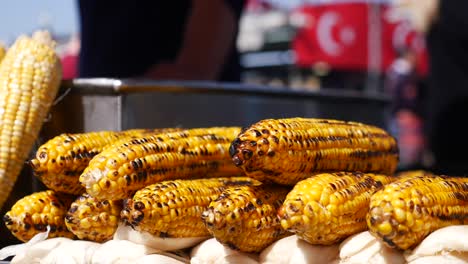 maíz a la parrilla en la mazorca comida callejera