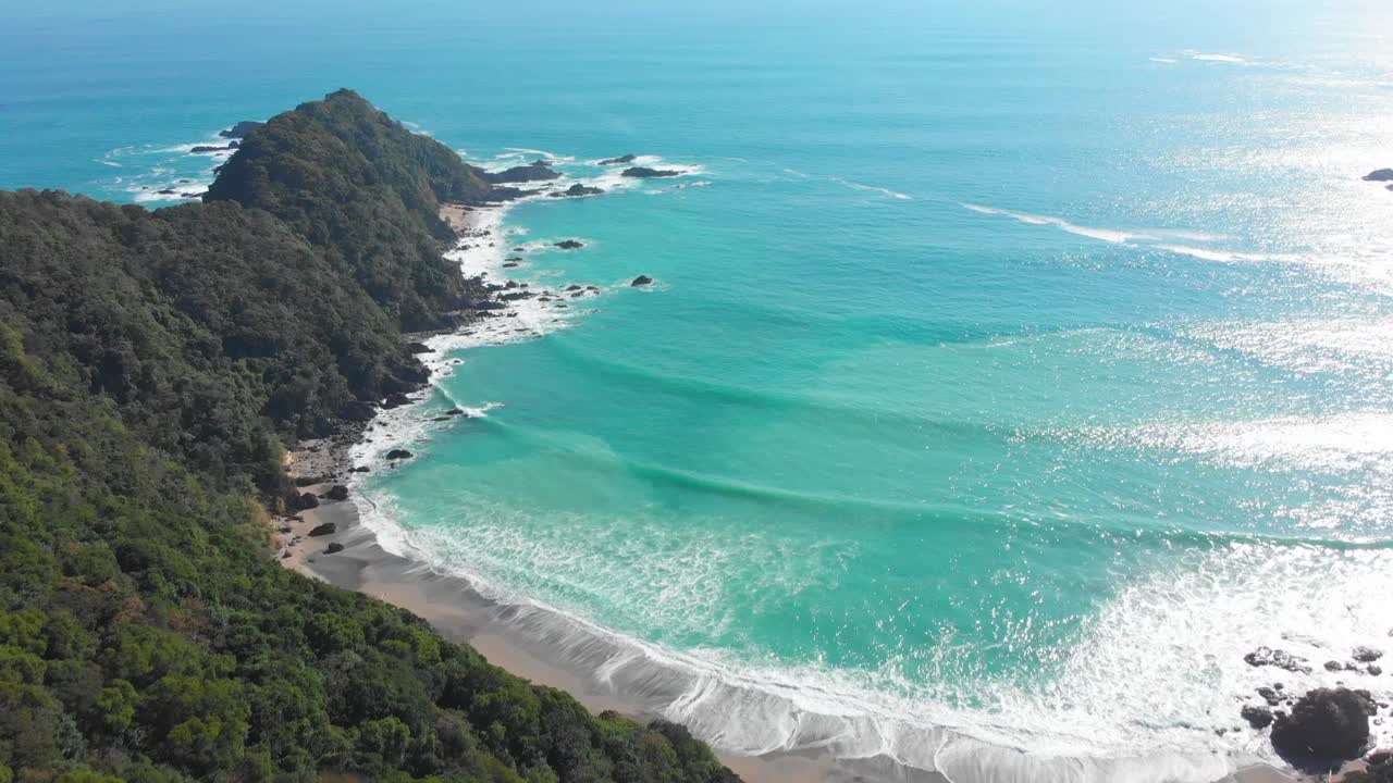 bellissima costa naturale con acqua turchese