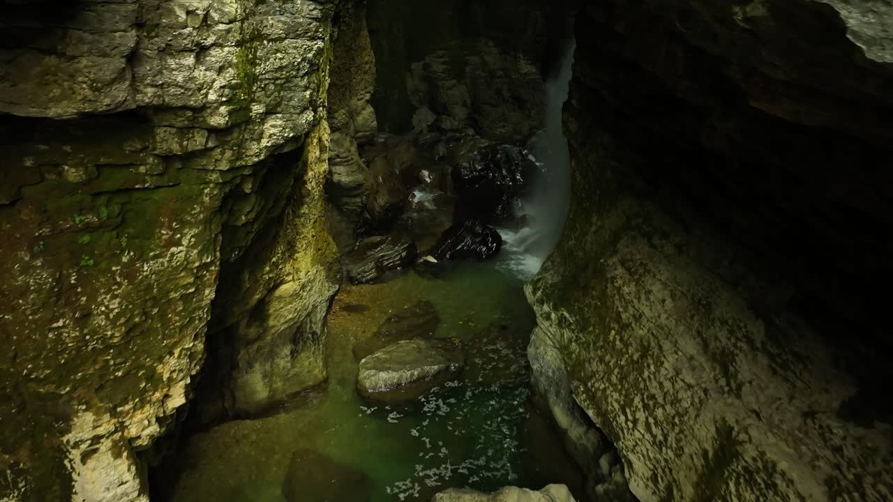 Piscina naturale isolata all'interno di un canyon roccioso con acqua cristallina e pareti in pietra spettacolari in Georgia