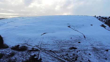 Moel-Famau-Walisisch-Schneebedeckter-Berg-Luftaufnahme-Kalt-Landwirtschaftliche-Ländliche-Winterlandschaft-Pfanne-Rechts