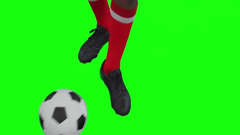 Video-Der-Beine-Eines-Afroamerikanischen-Fußballspielers,-Der-Auf-Grünem-Hintergrund-Den-Ball-Kickt