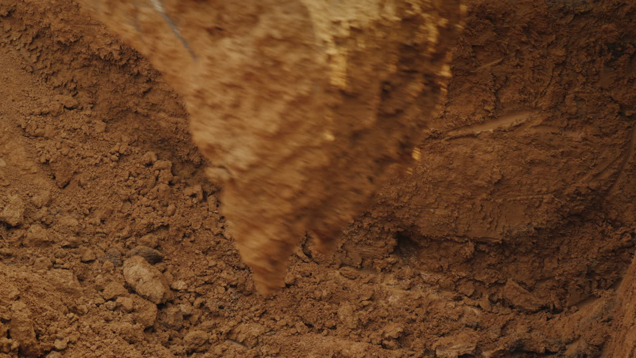 cuchara excavadora cava un agujero para las comunicaciones