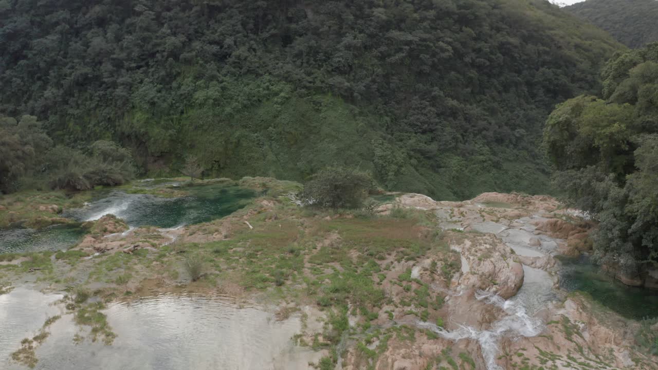 plataforma rodante aérea con una inclinación hacia abajo en la cascada de tamul