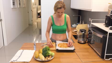 mujer haciendo pizza en casa