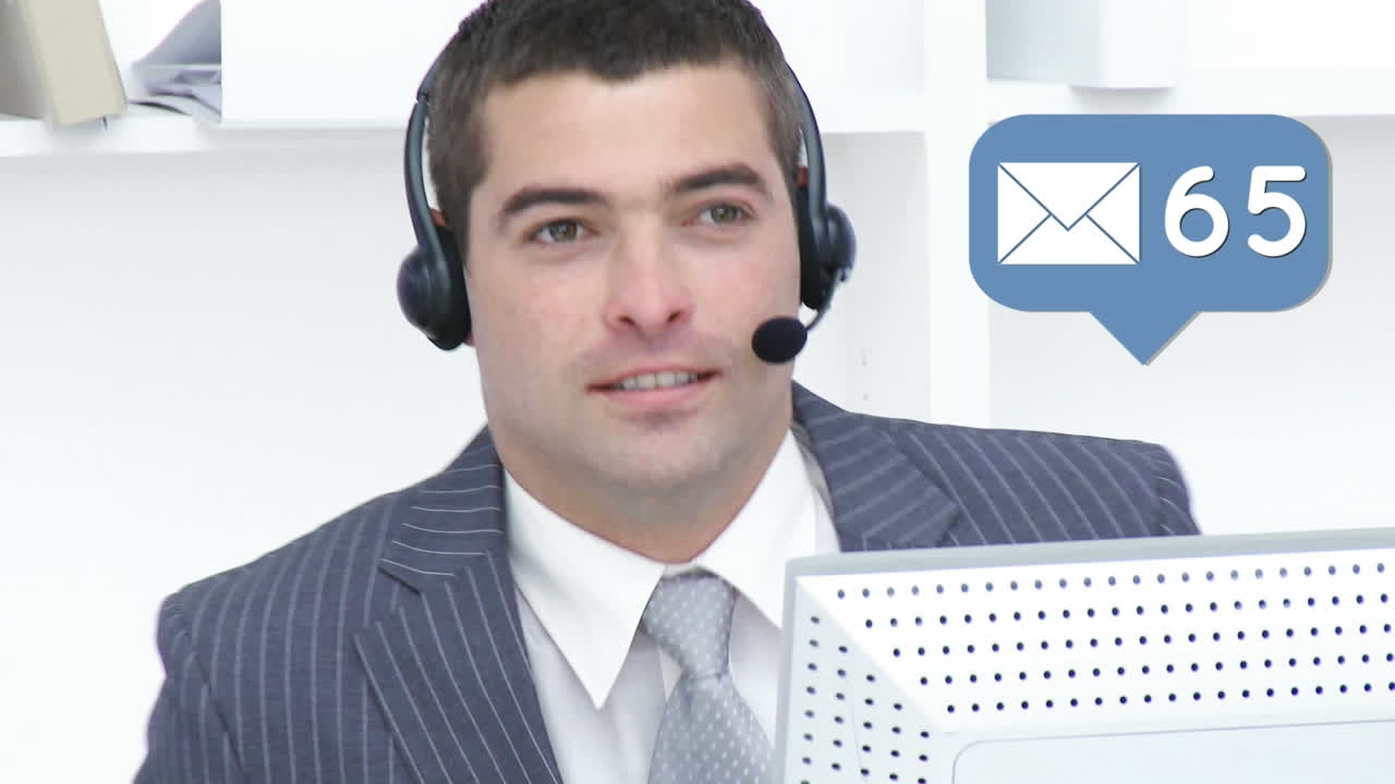 Uomo d'affari che parla allegramente con un cliente