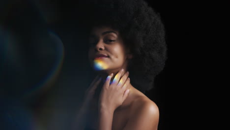 retrato multicolor hermosa mujer afroamericana tocando el cuerpo con la mano acariciando suave cuidado de la piel saludable tez disfrutando de la belleza natural perfecta buscando confianza en el fondo negro