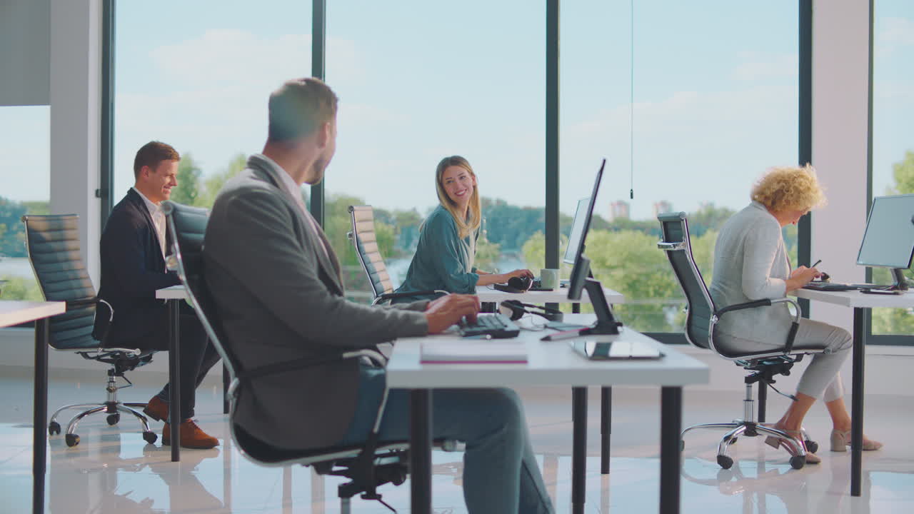 책상 에 앉아 있는 사무실 직원 들