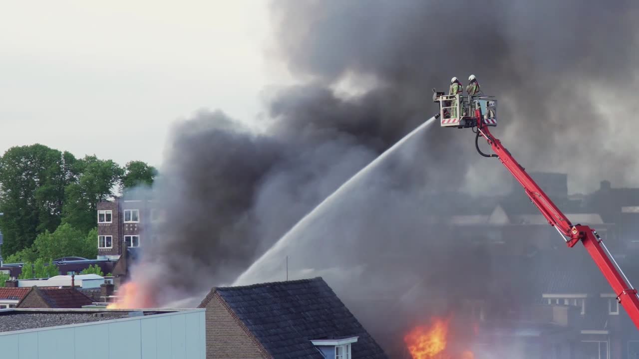 bomberos luchando contra un incendio en un edificio