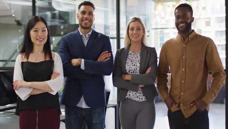 retrato de un grupo de diversos empresarios con los brazos cruzados sonriendo mirando a la cámara