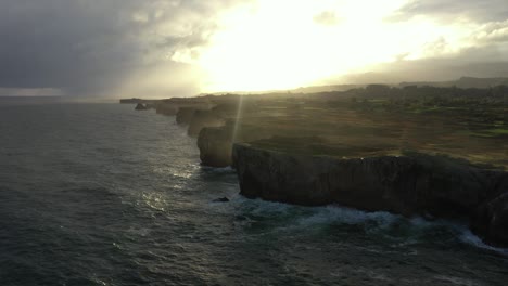 los rayos de sol iluminan los sugerentes acantilados de bufones de pria
