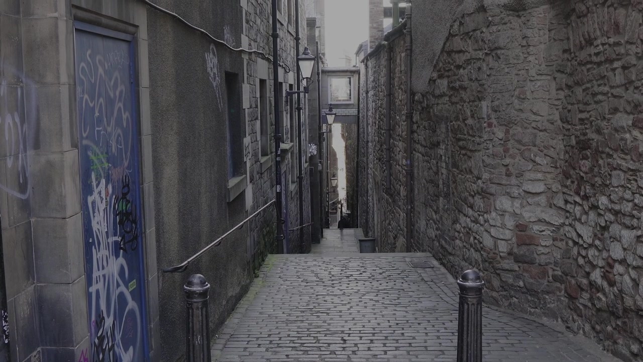 A close-alley on the Royal Mile in Edinburgh with graffiti on the walls