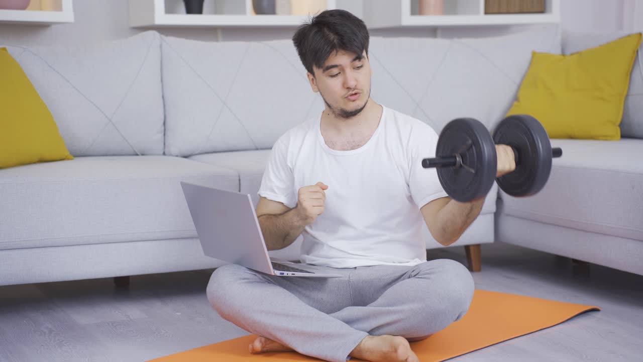 온라인 교육을 제공하는 피트니스 트레이너.